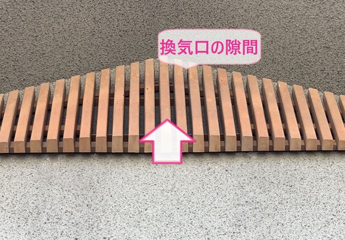 軒下の隙間の他に換気口の隙間なども鳥害対策が必要な様子
