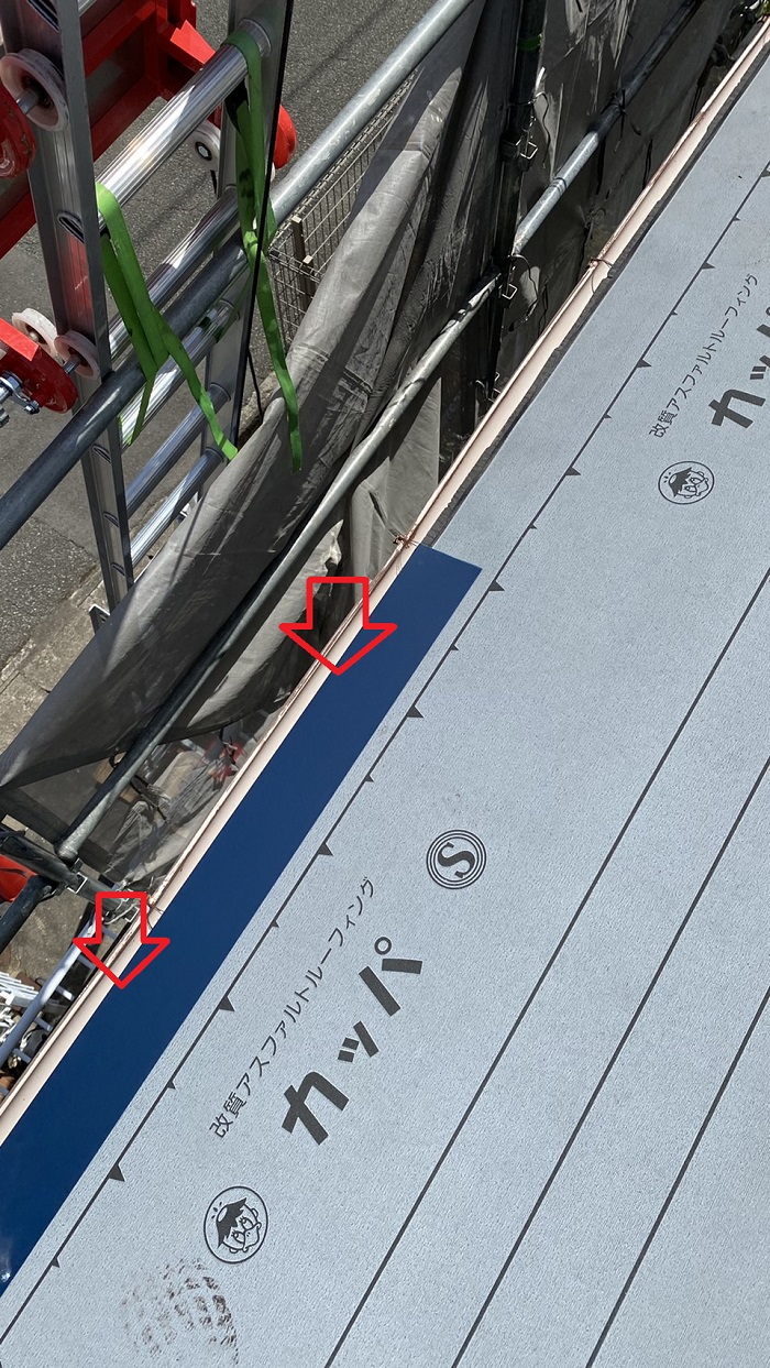 カバー工法で使用する軒先水切りの様子