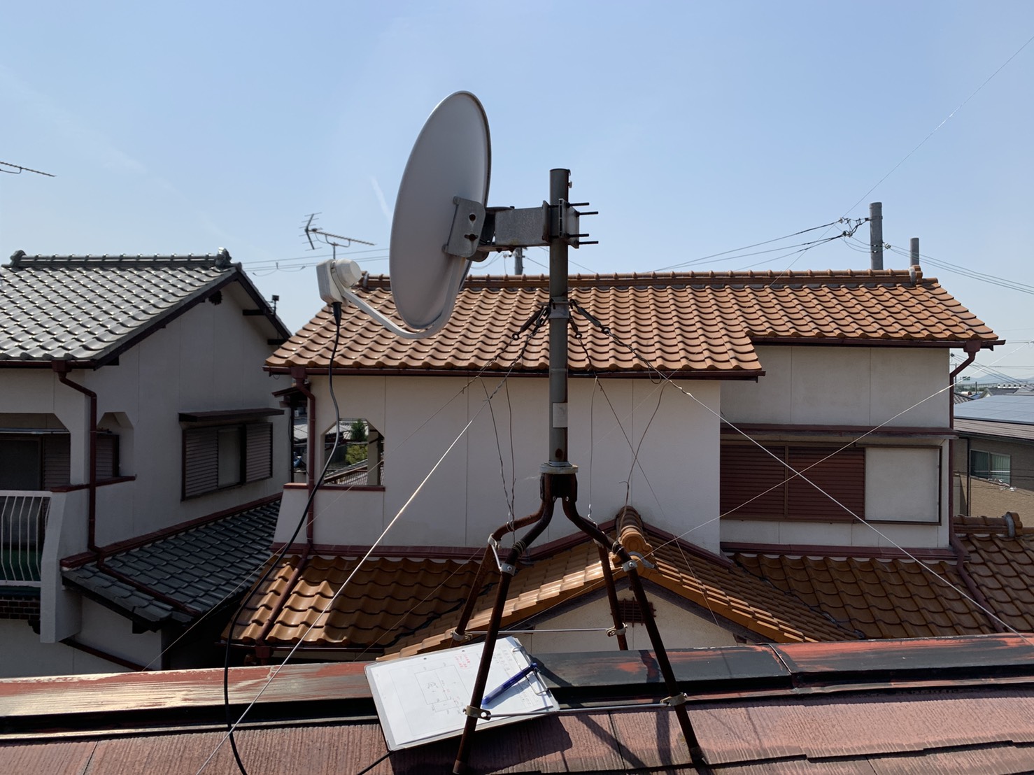 明石市での屋根診断で棟板金の錆の原因となったアンテナ