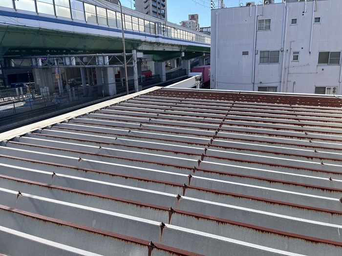 神戸市兵庫区で錆びた金属屋根への塗装工事として折板屋根へ遮熱塗料を使用する前の様子