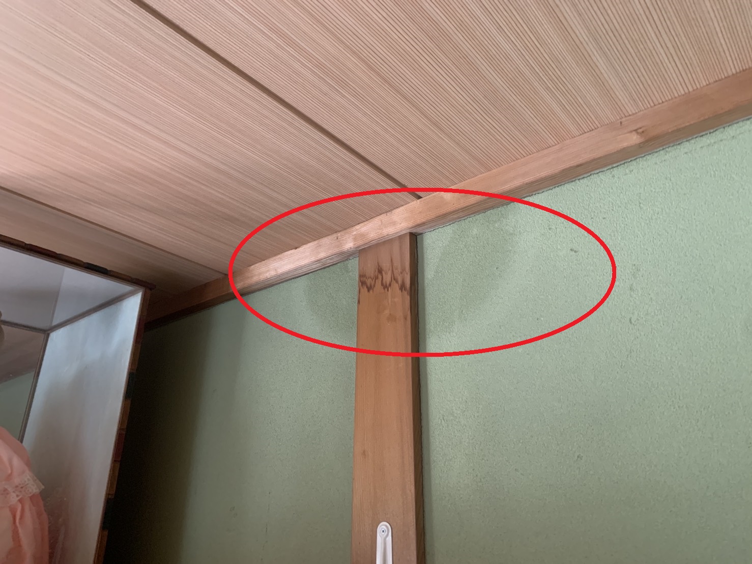 瓦屋根調査で雨漏りの様子を室内から見た様子