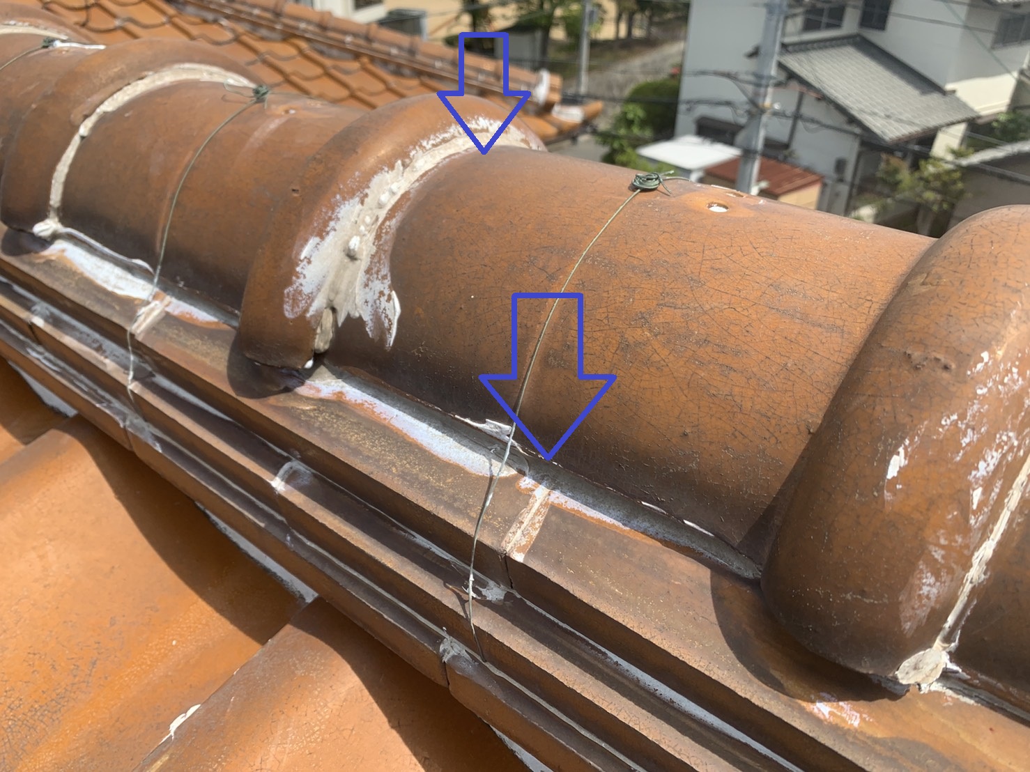 棟瓦に打っているコーキングは雨漏りの原因