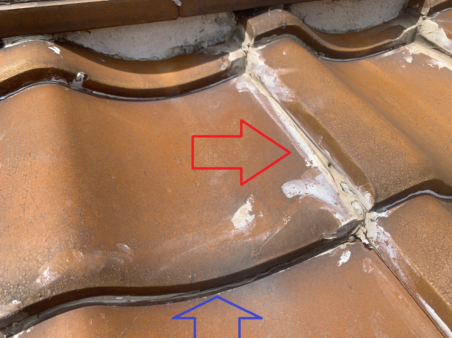 瓦屋根のコーキングが原因で雨漏りした様子