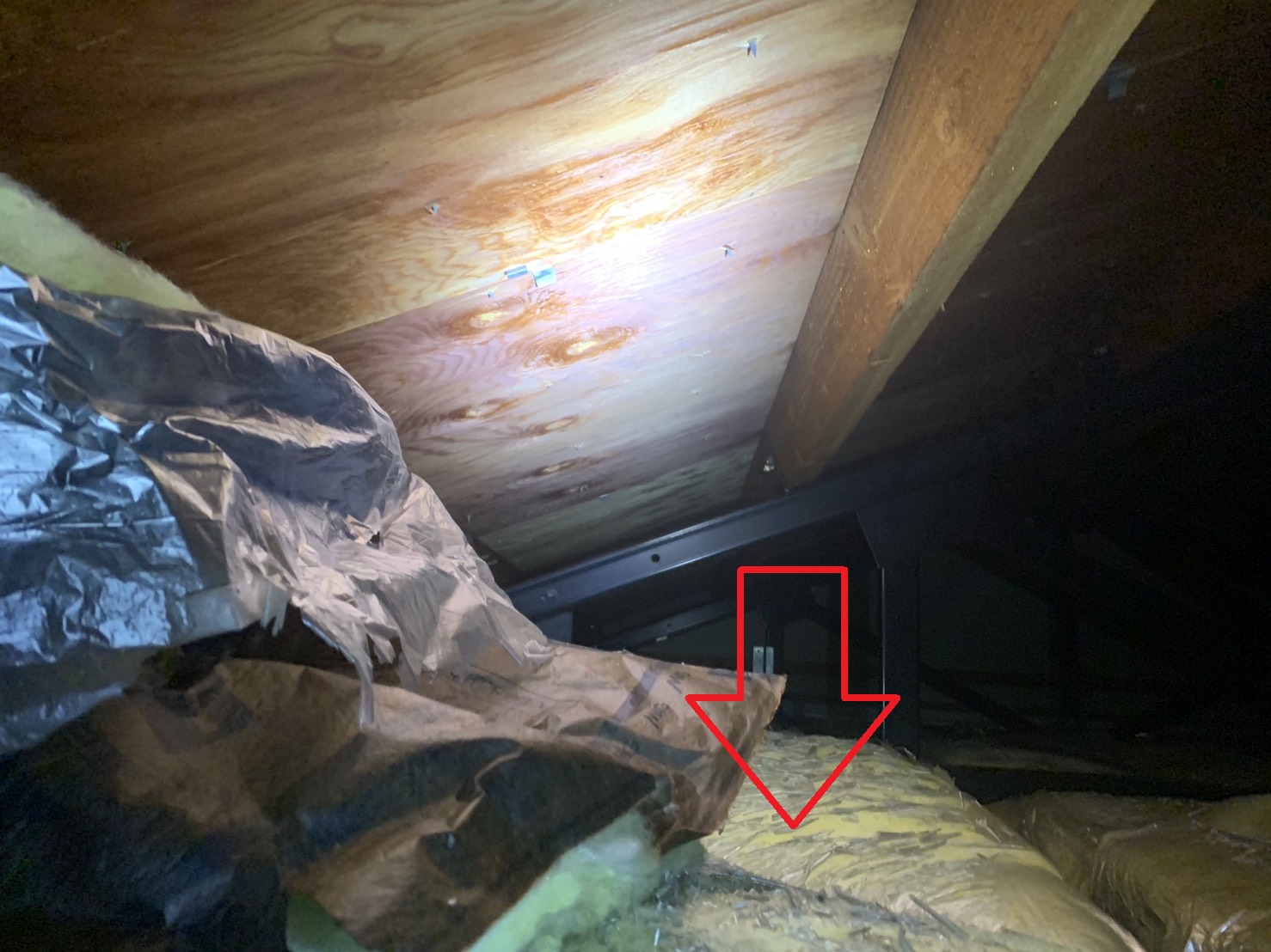 三田市でのスレート屋根調査で天井裏を確認した様子