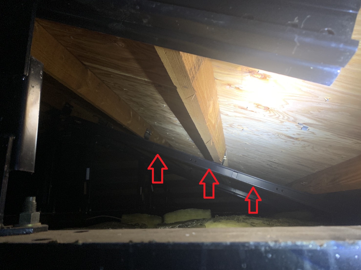 屋根裏の屋根下地が軽量鉄骨で補強されている様子です