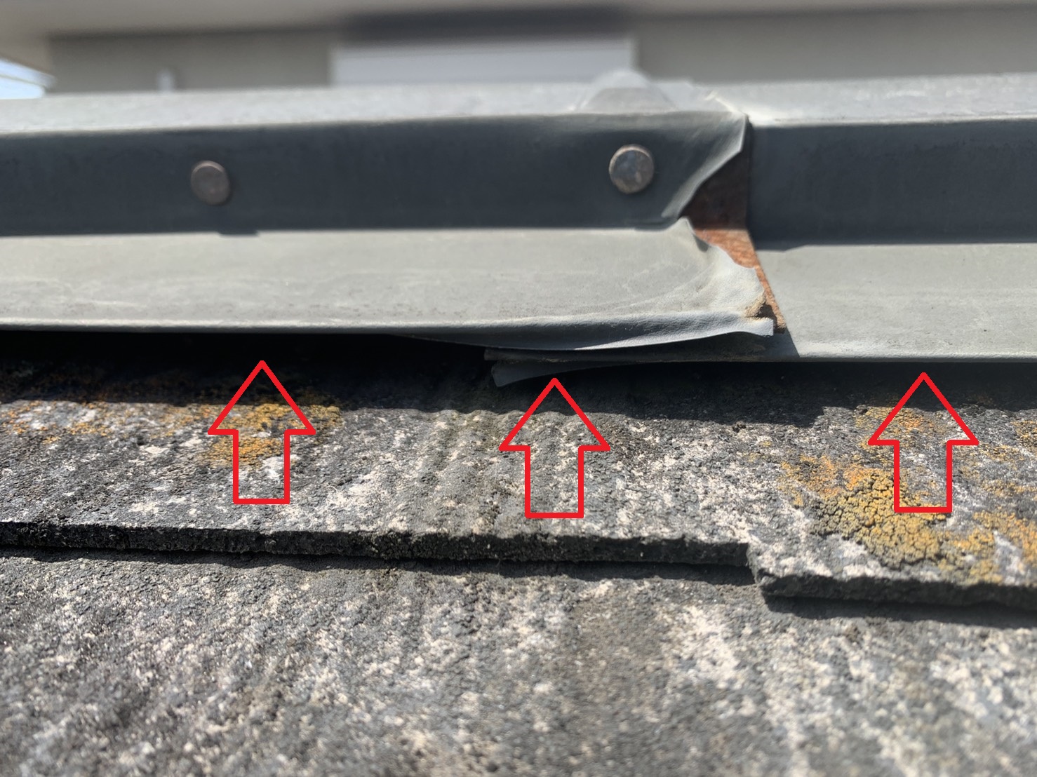 三田市のスレート屋根調査で棟板金の浮きを発見した様子