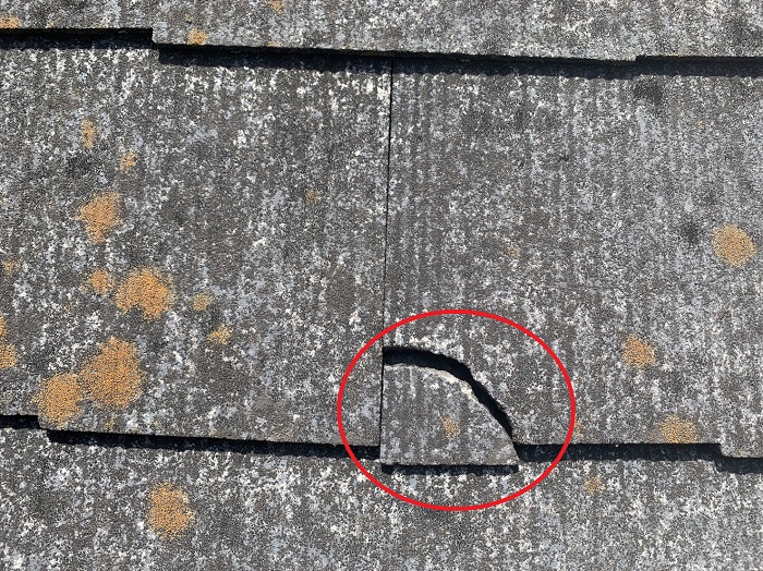 経年劣化でスレート屋根が割れている様子