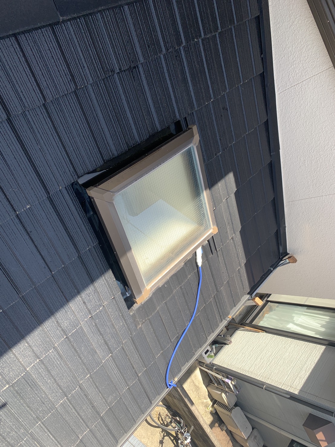 明石市で雨漏りの原因となった天窓付きの下屋根