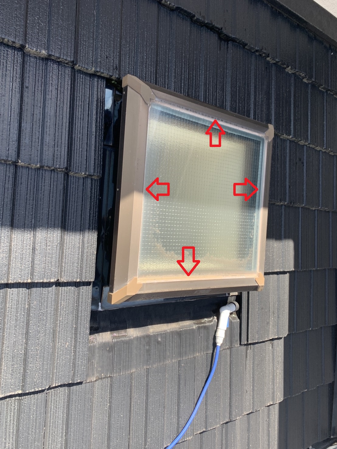 明石市での雨漏り調査で天窓ガラス廻りのコーキングを確認した様子