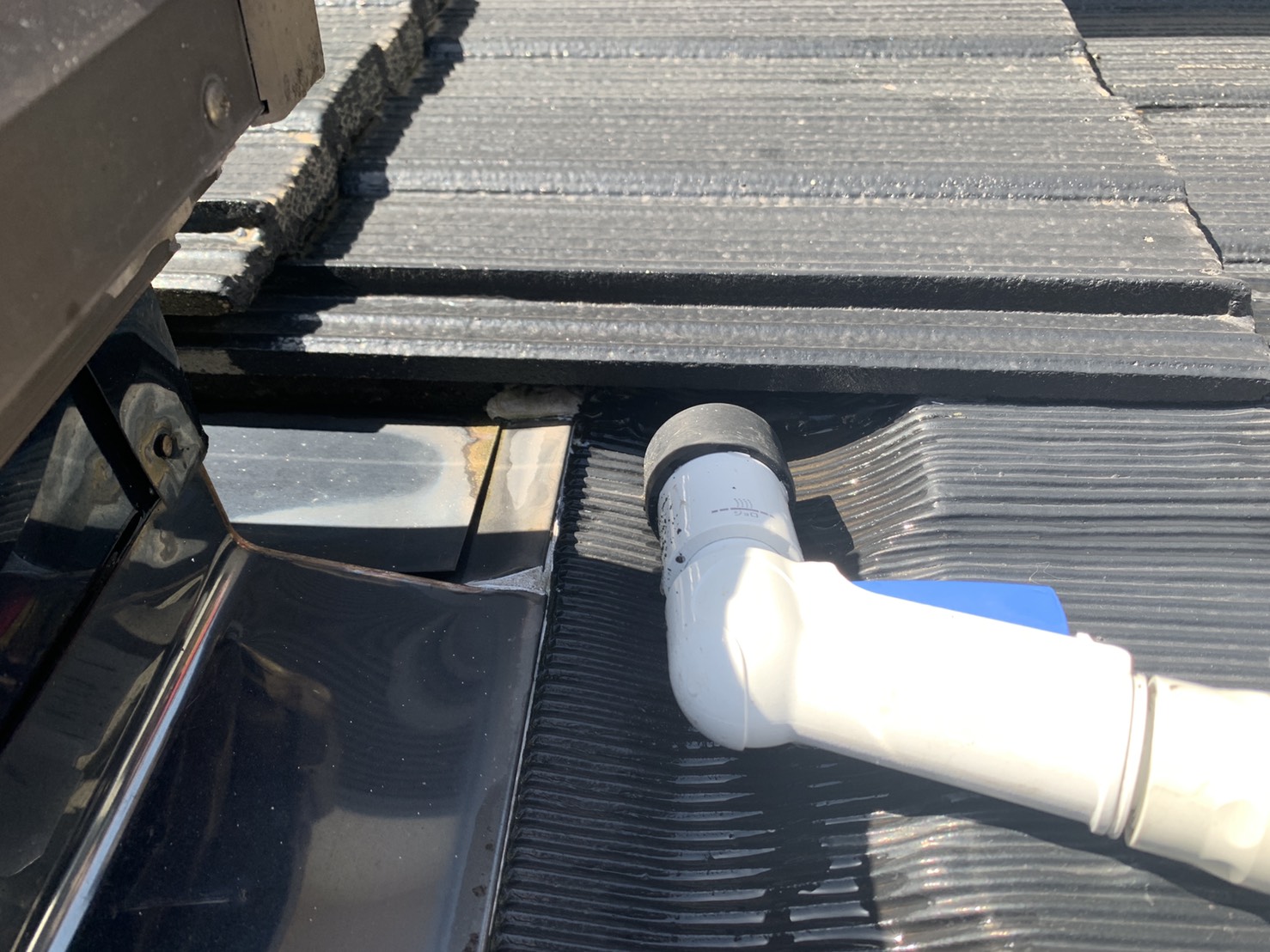 天窓付近に大きなすき間があったので散水している様子