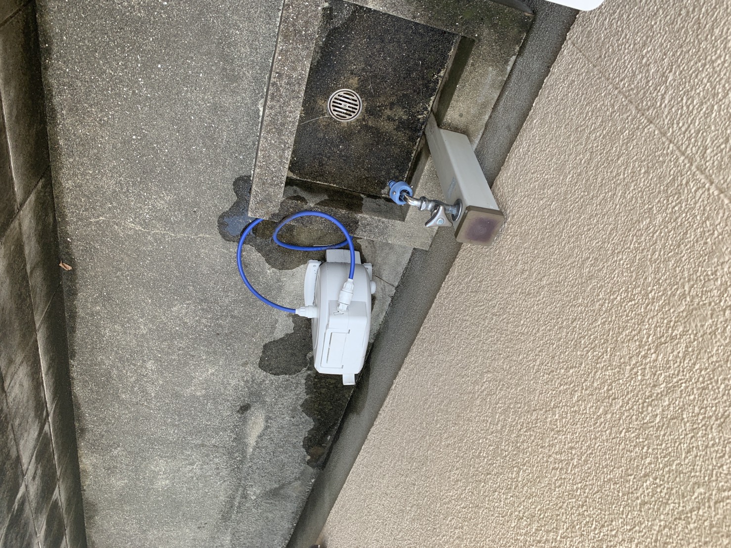 明石市で天窓からの雨漏りの原因を調査するために水道をお借りした様子