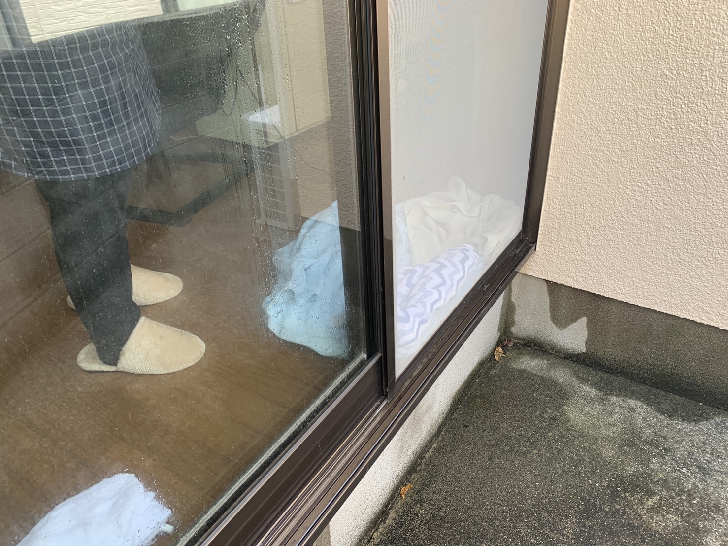 天窓からの雨漏りを調査するために散水すると水が室内へ出てきた様子