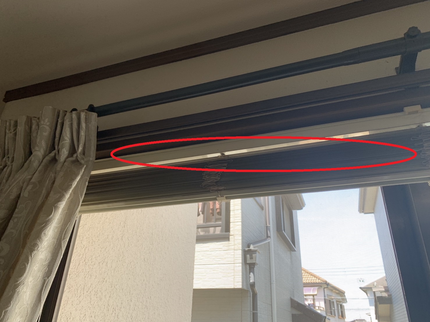 天窓が原因で室内へ雨漏りしている様子