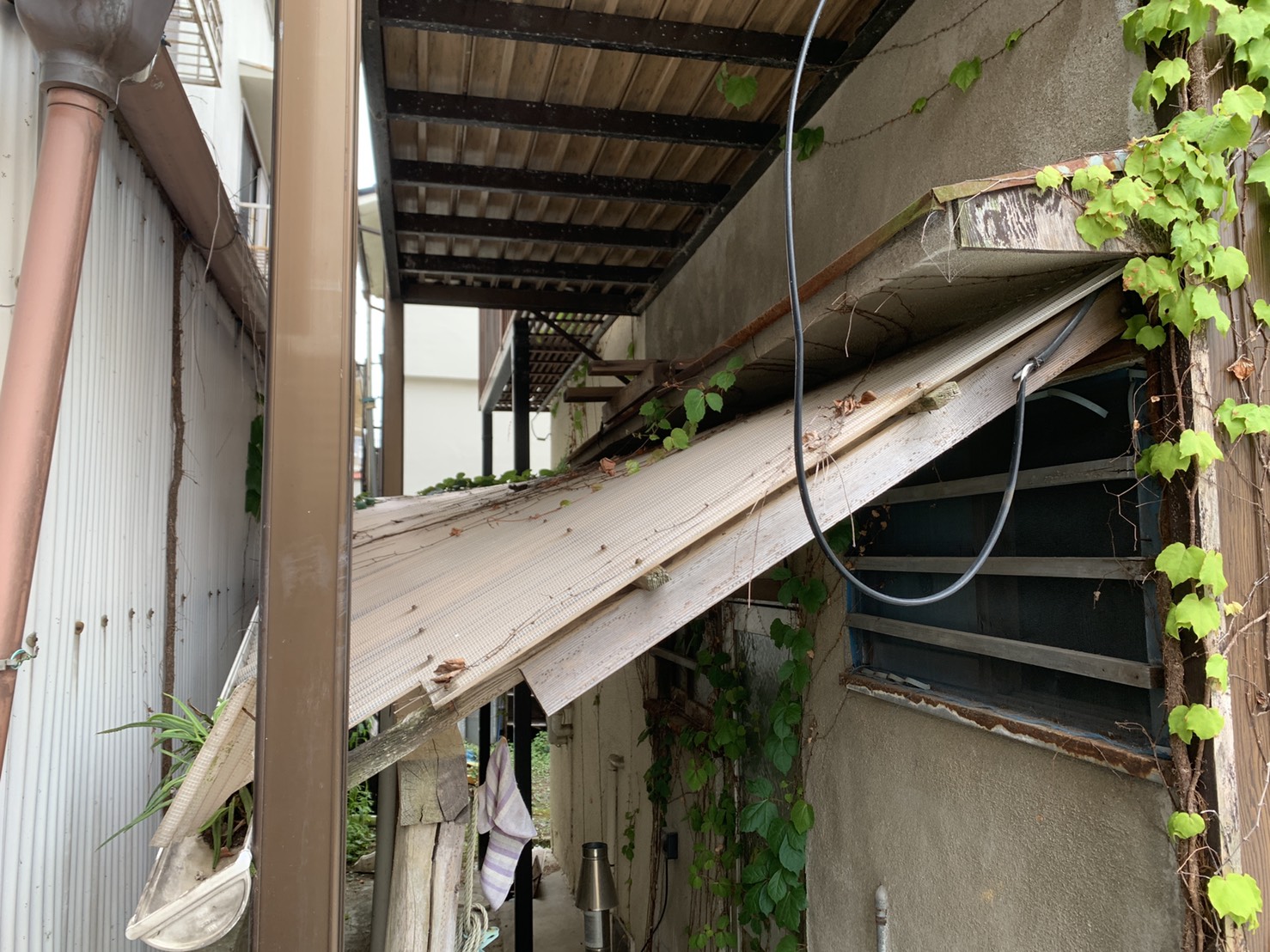 外壁に取り付けられていた波板が崩れている様子