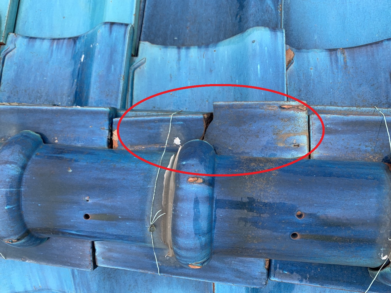 明石市の収益物件で瓦屋根が割れている様子