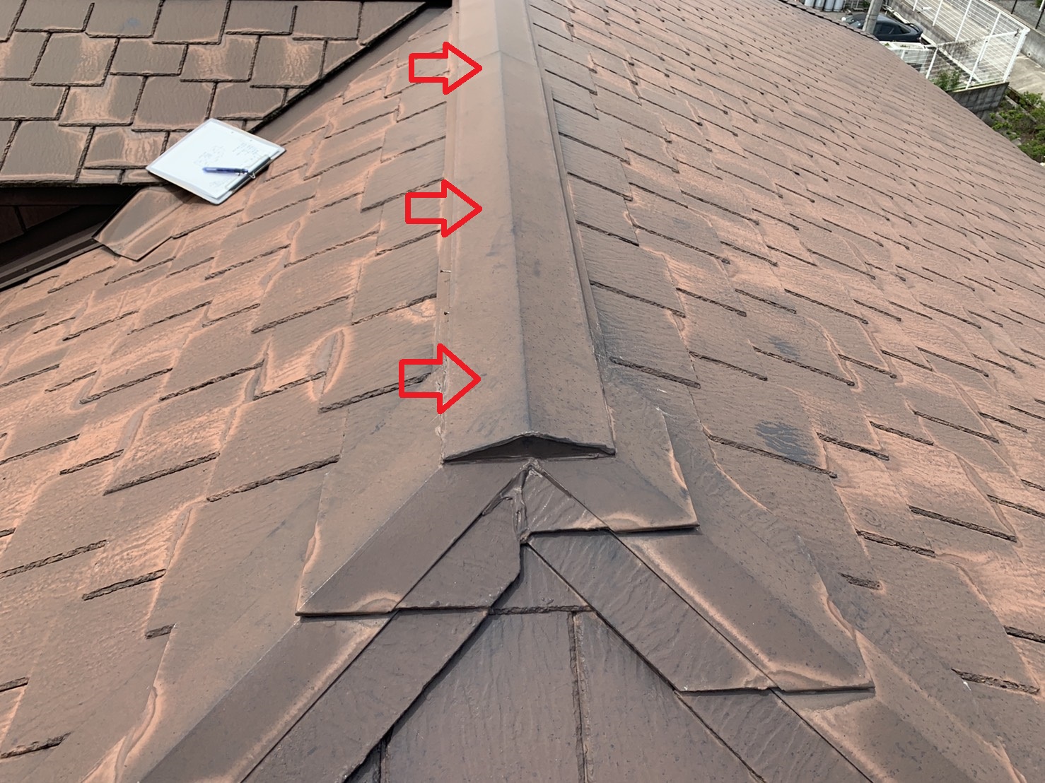 台風被害を受けやすい棟板金の様子