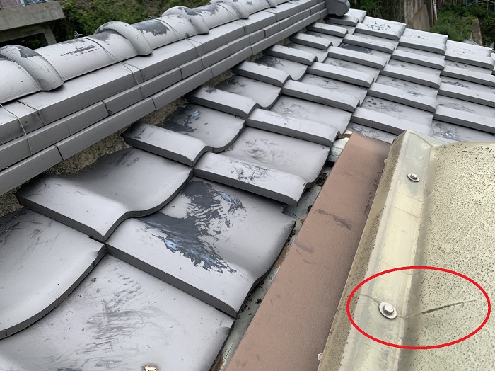 ドーマーを固定しているビス周りにヒビが入っている様子