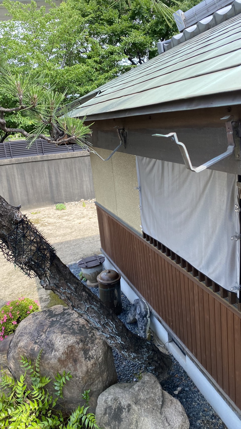 明石市でオーバーフローしている雨樋を撤去した様子