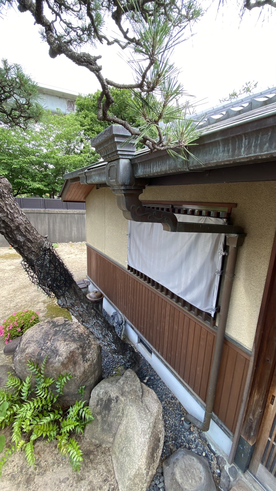 明石市でオーバーフローしている雨樋を交換する前の様子