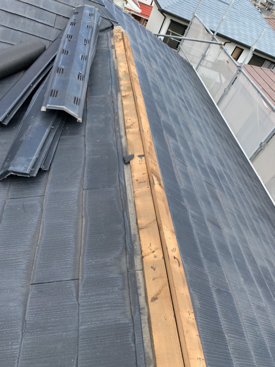 既存の棟板金を撤去した様子