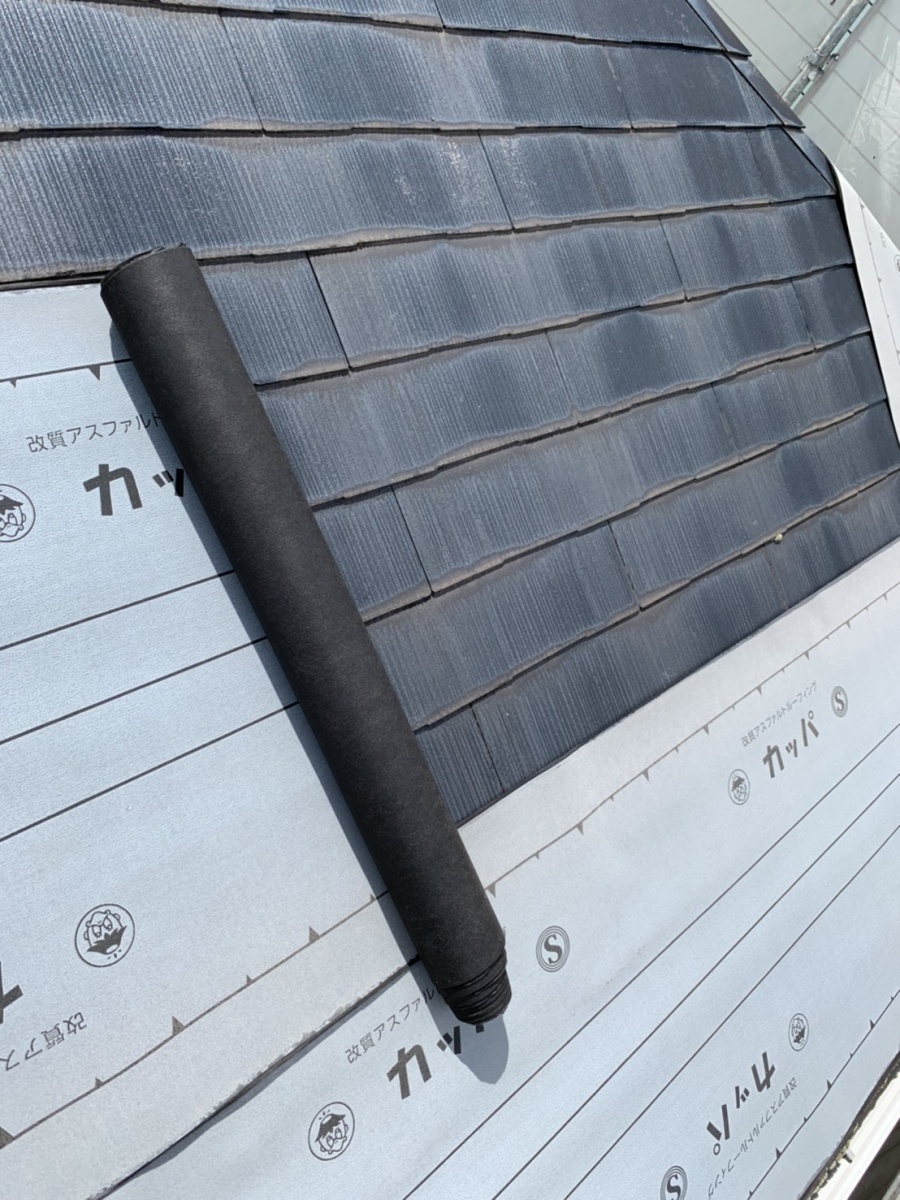 防水シートを貼っている様子