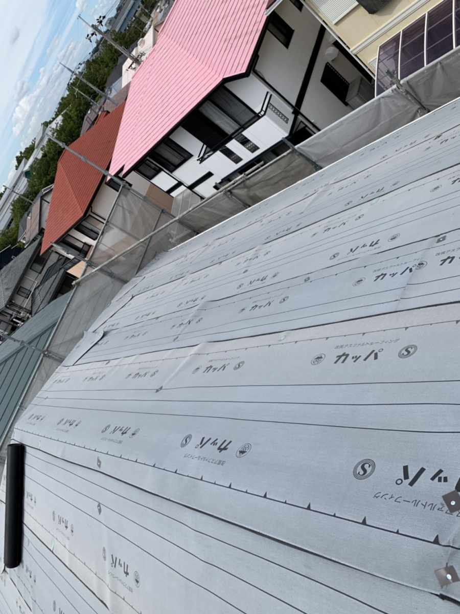 防水シートを貼り終えた様子