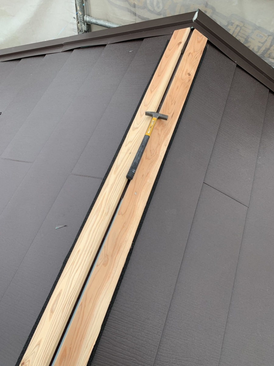 棟木を取り付けている様子