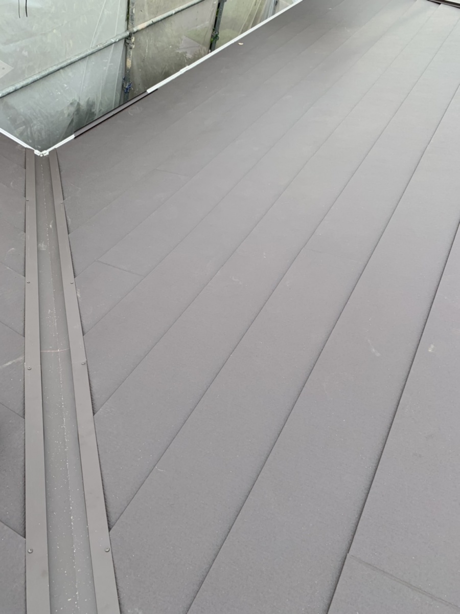 ガルテクトを葺き終えた様子