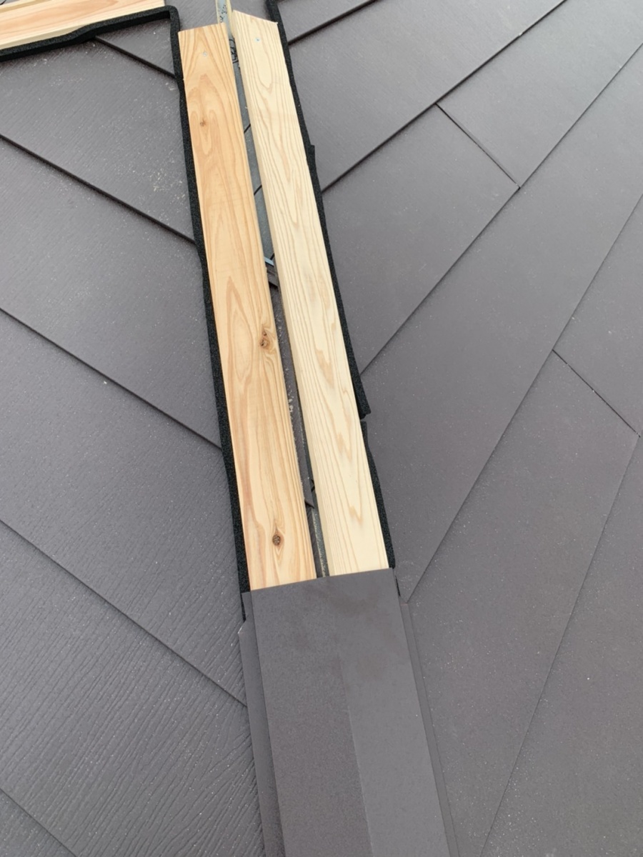 棟板金を取り付けている様子