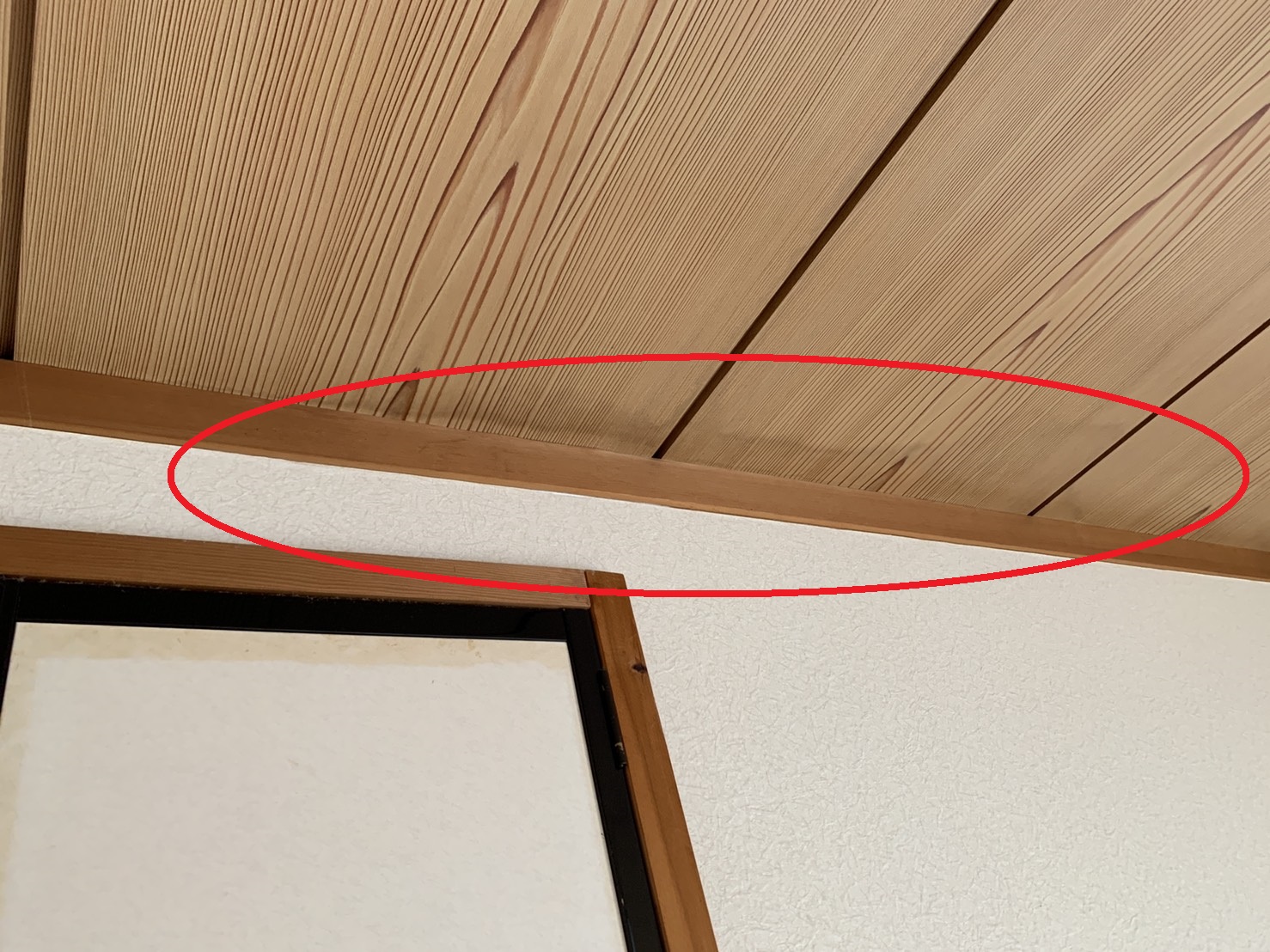 雨漏りが原因で室内の天井に大きなシミが出来ている様子