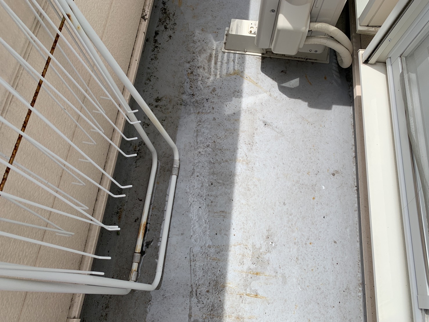 ベランダ防水が雨漏りの原因になっていないか調査している様子