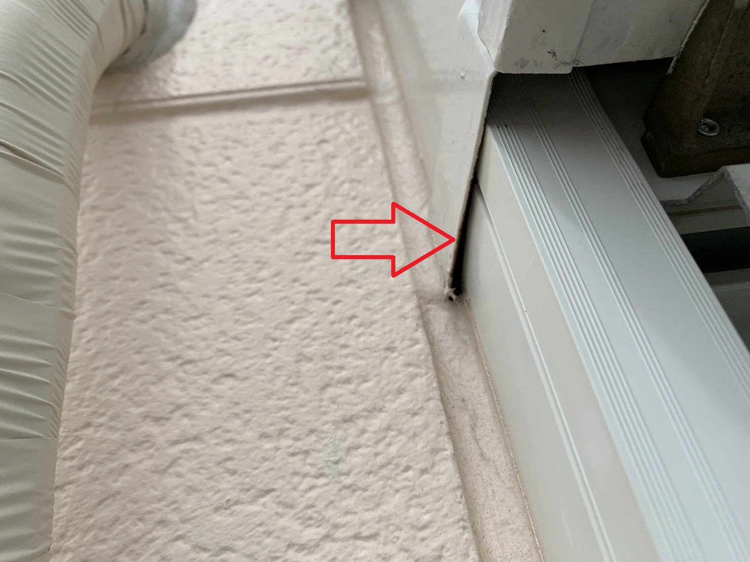 雨漏りの原因となった掃き出し窓のすき間