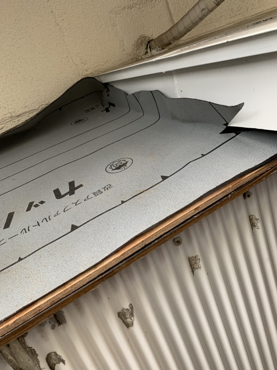 防水シートを貼っている様子