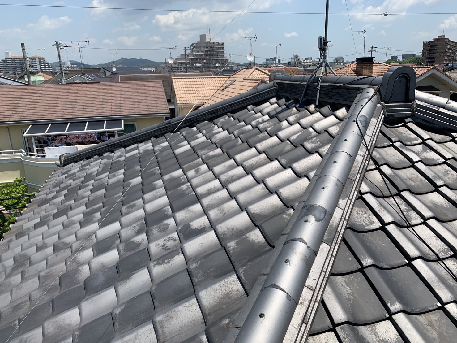 加古川市で瓦屋根の台風対策を行った現場の様子