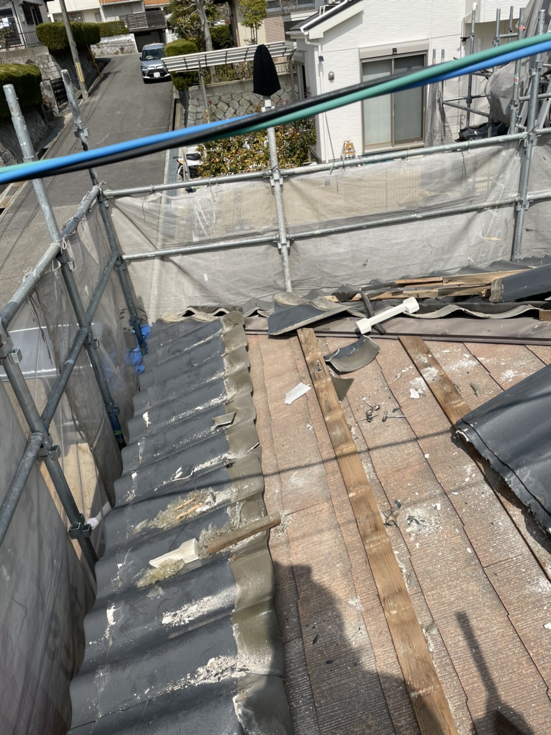 神戸市北区の屋根葺き替え工事で積水瓦Ｕの下にあるカラーベストの様子