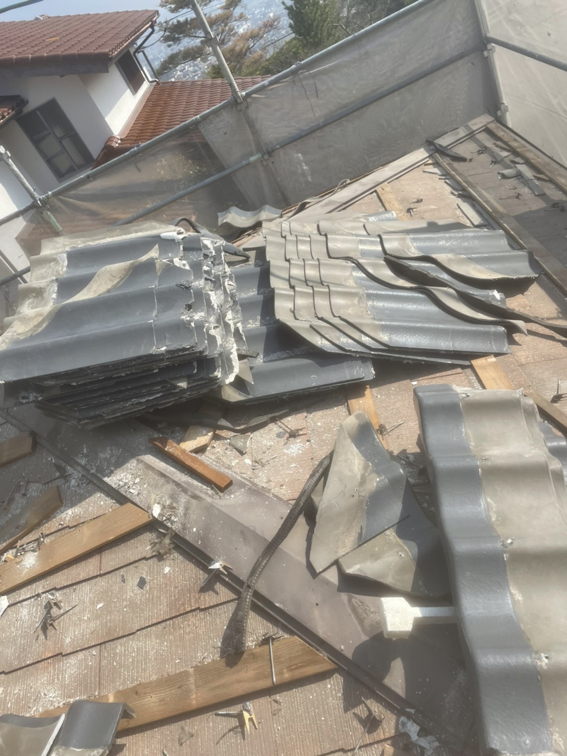 積水瓦Ｕを撤去している様子