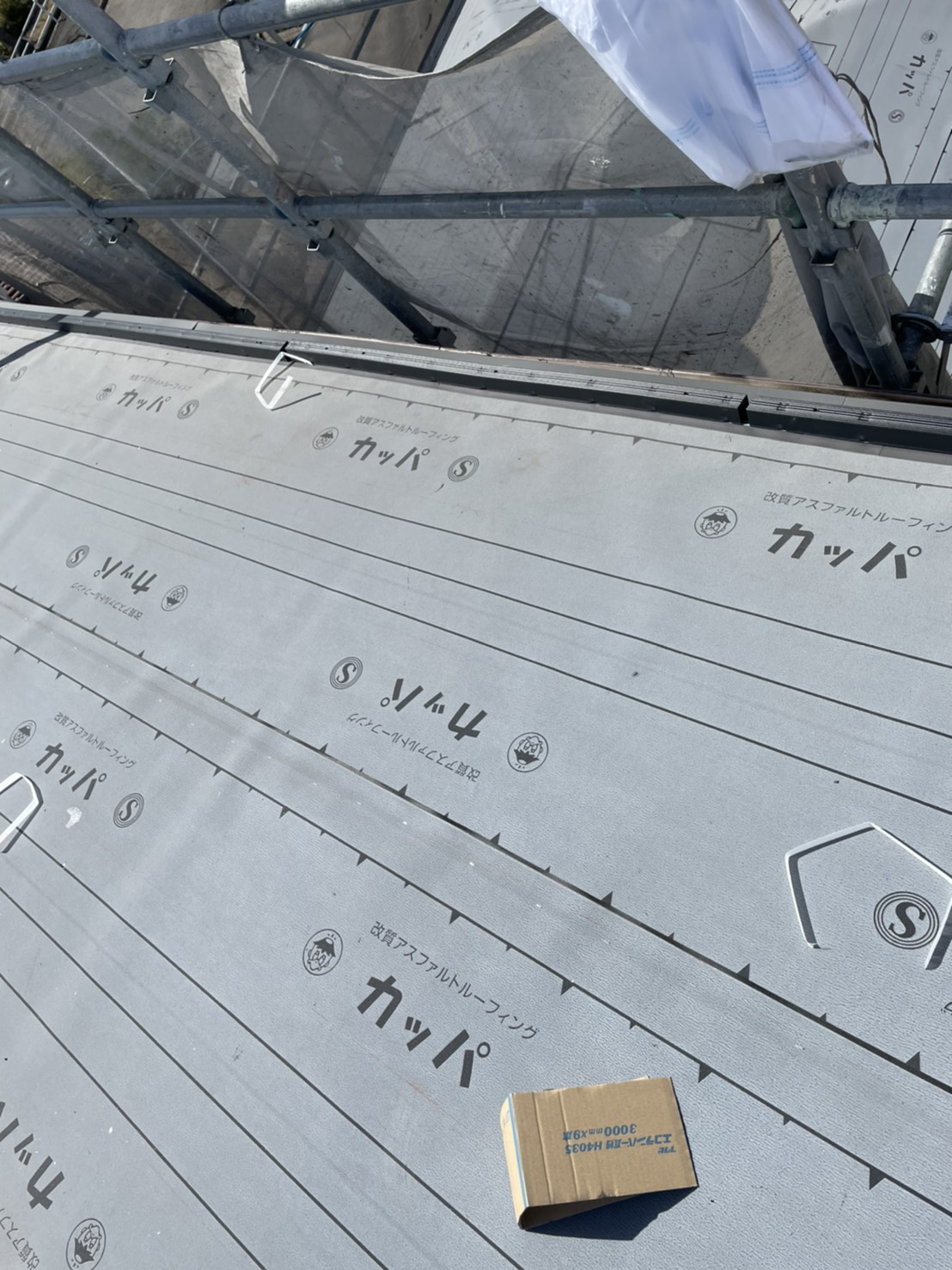 神戸市北区の屋根葺き替え工事で防水シートを貼った様子