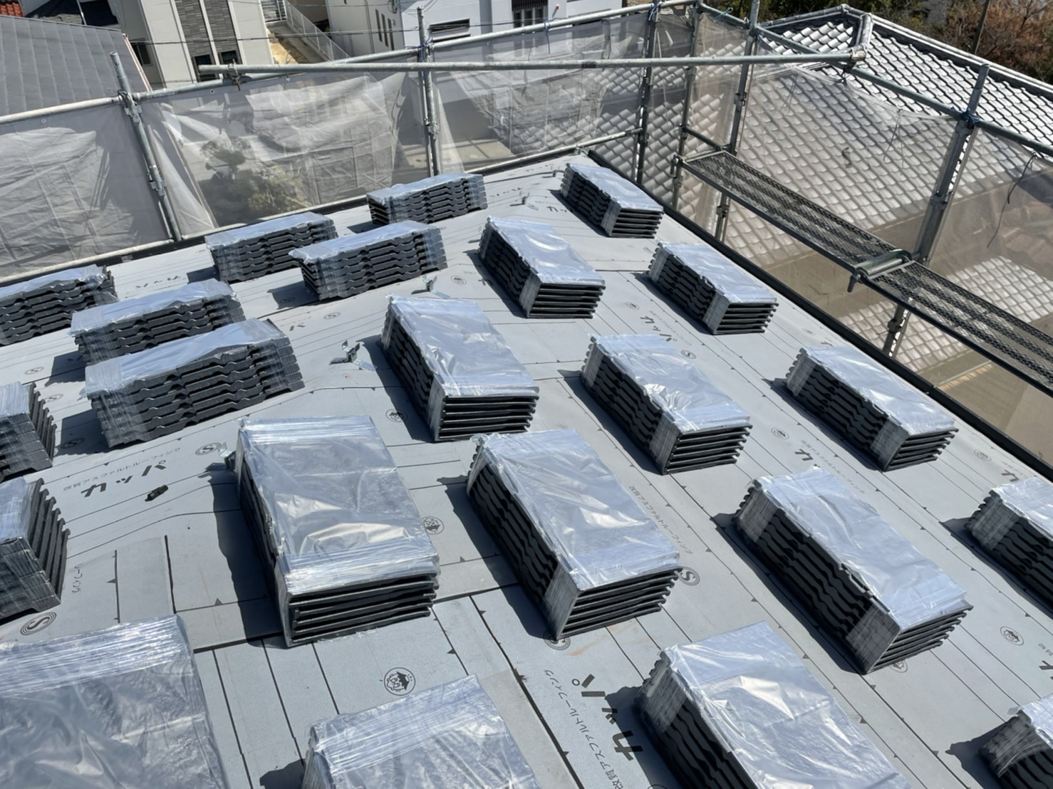 お勧めの屋根材ルーガを屋根上に上げた様子