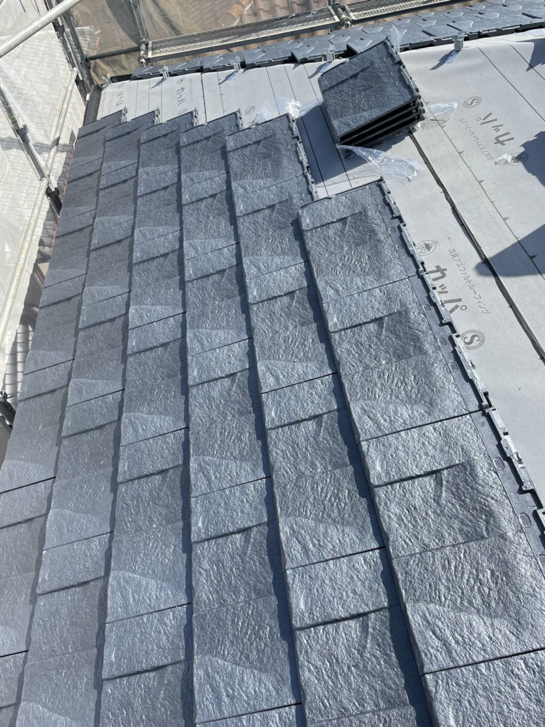 屋根葺き替え工事でルーガを葺いている様子