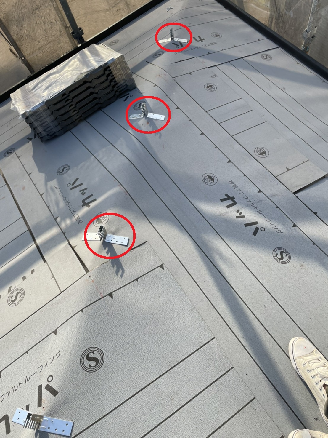 神戸市北区での屋根葺き替え工事でお勧め屋根材ルーガに使用した棟金具