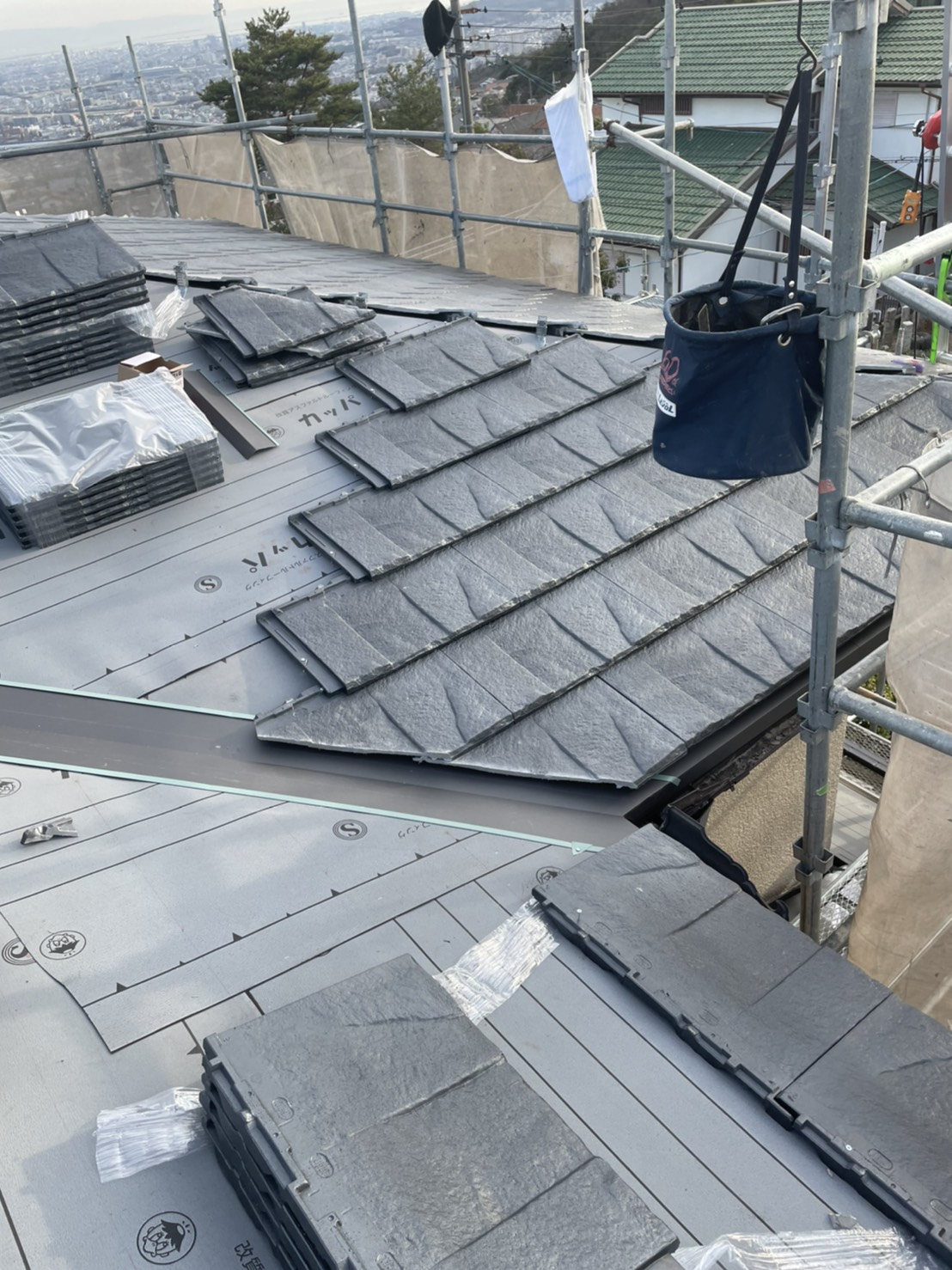 お勧めの屋根材ルーガを葺いている様子