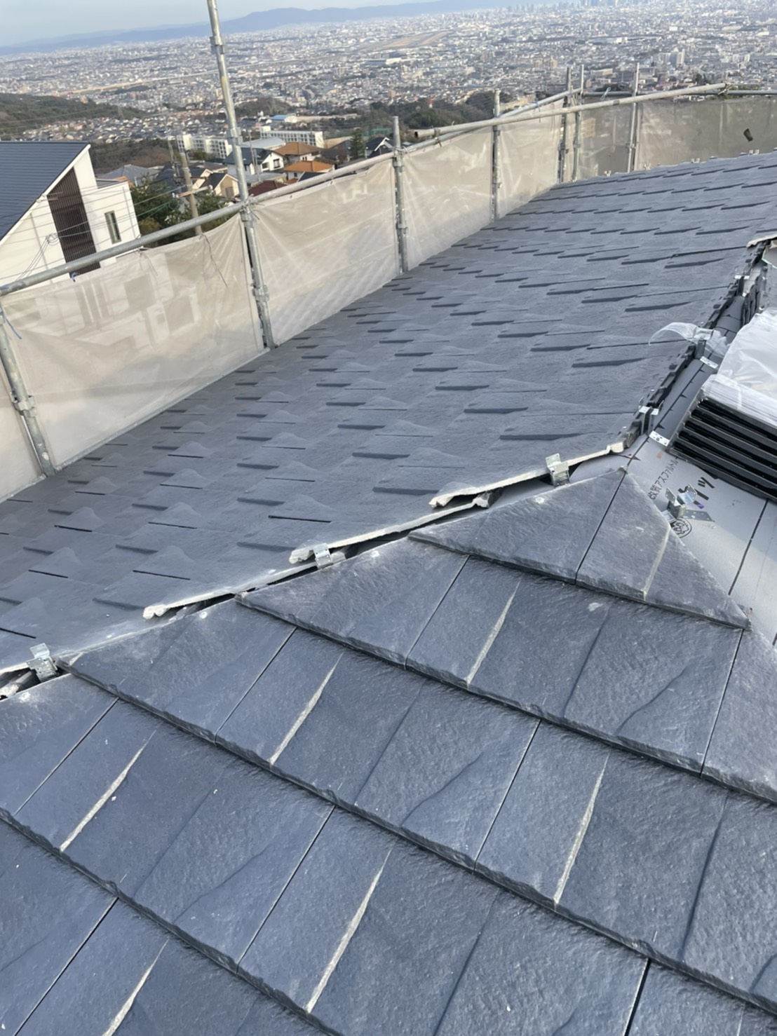 屋根葺き替え工事でお勧めの屋根材ルーガを葺き終えた様子