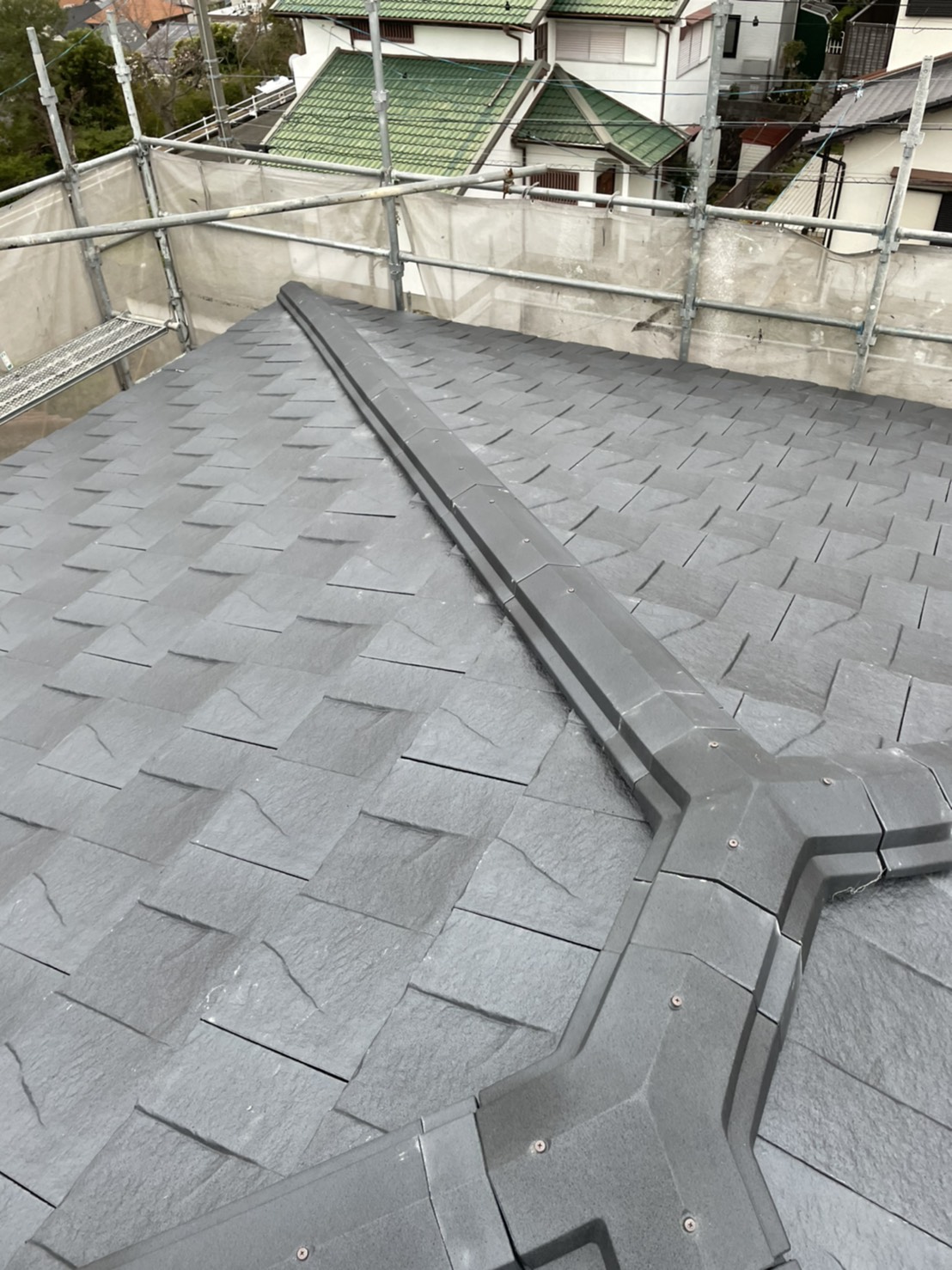 お勧めの屋根材ルーガに棟瓦を取り付けた様子