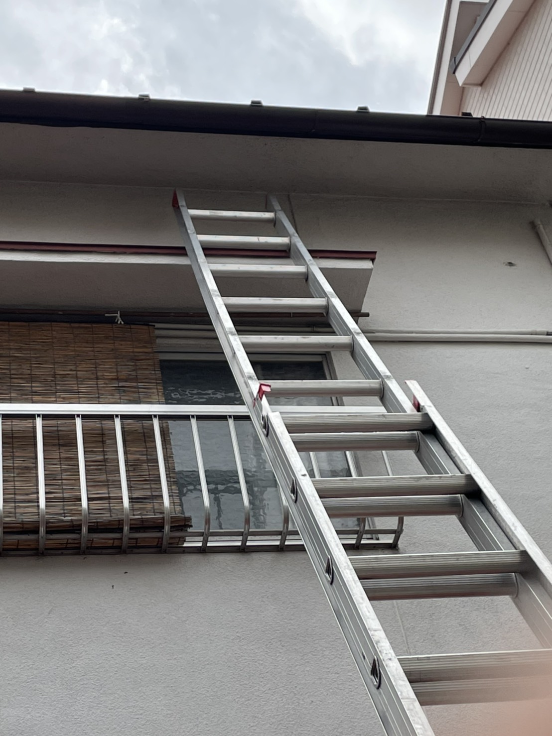 雨漏り修理前点検で梯子を掛けている様子