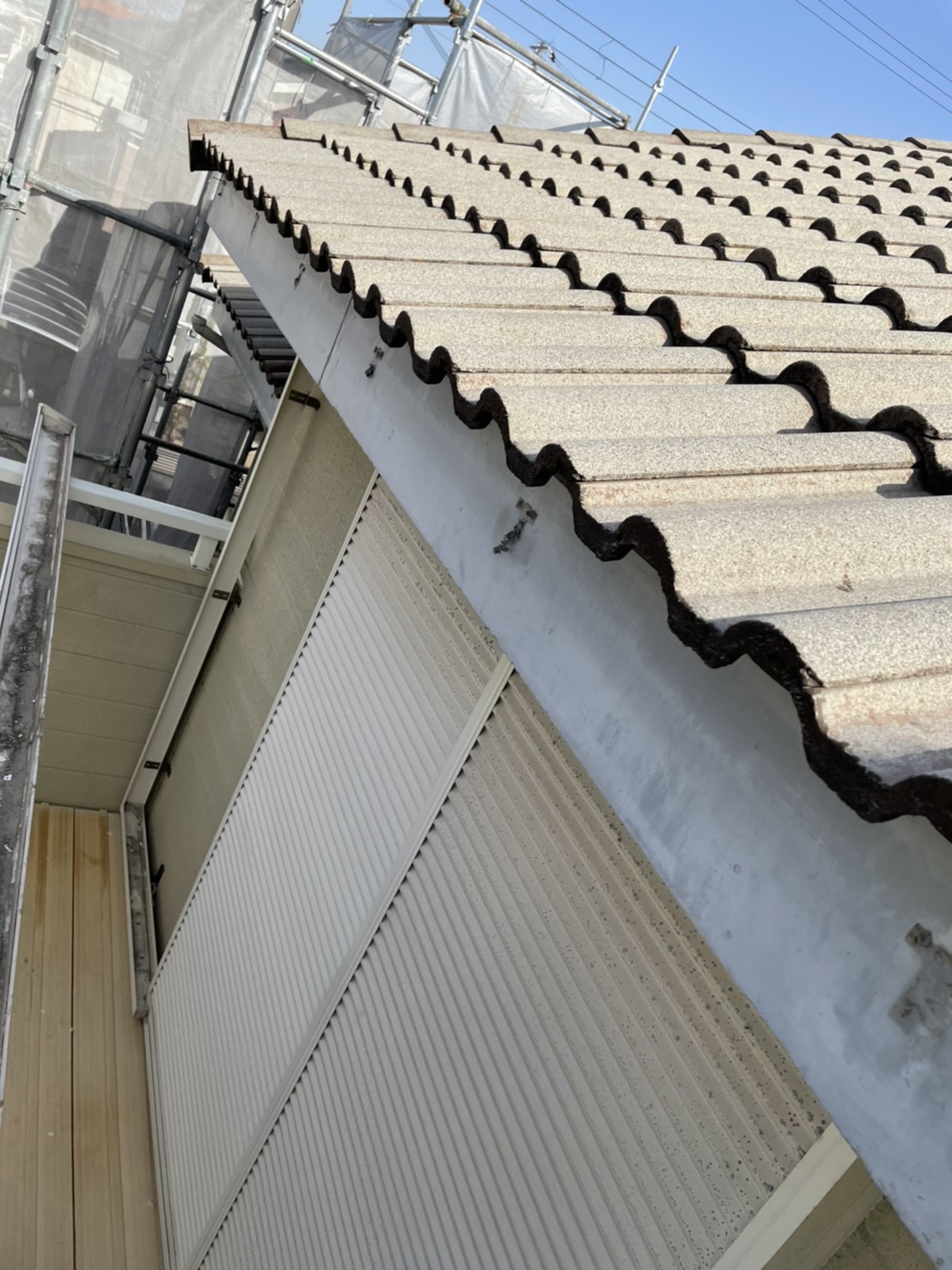 加古川市での雨樋交換で金具を撤去した後の様子
