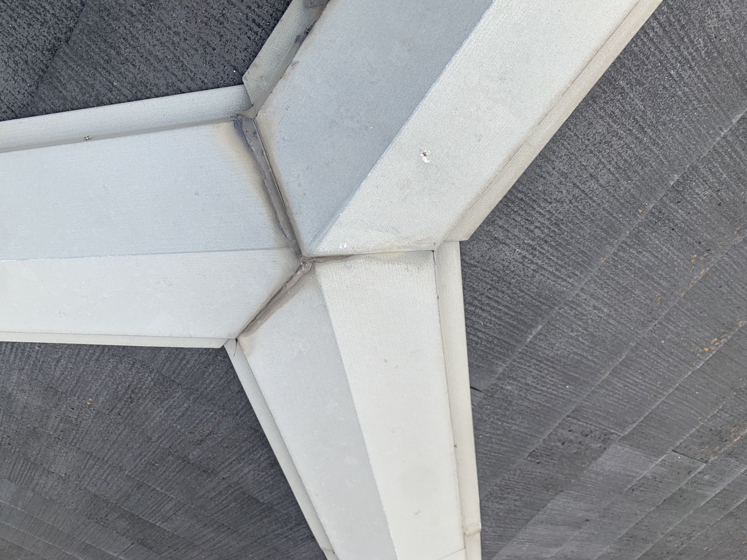 明石市で屋根診断を行った棟板金の様子