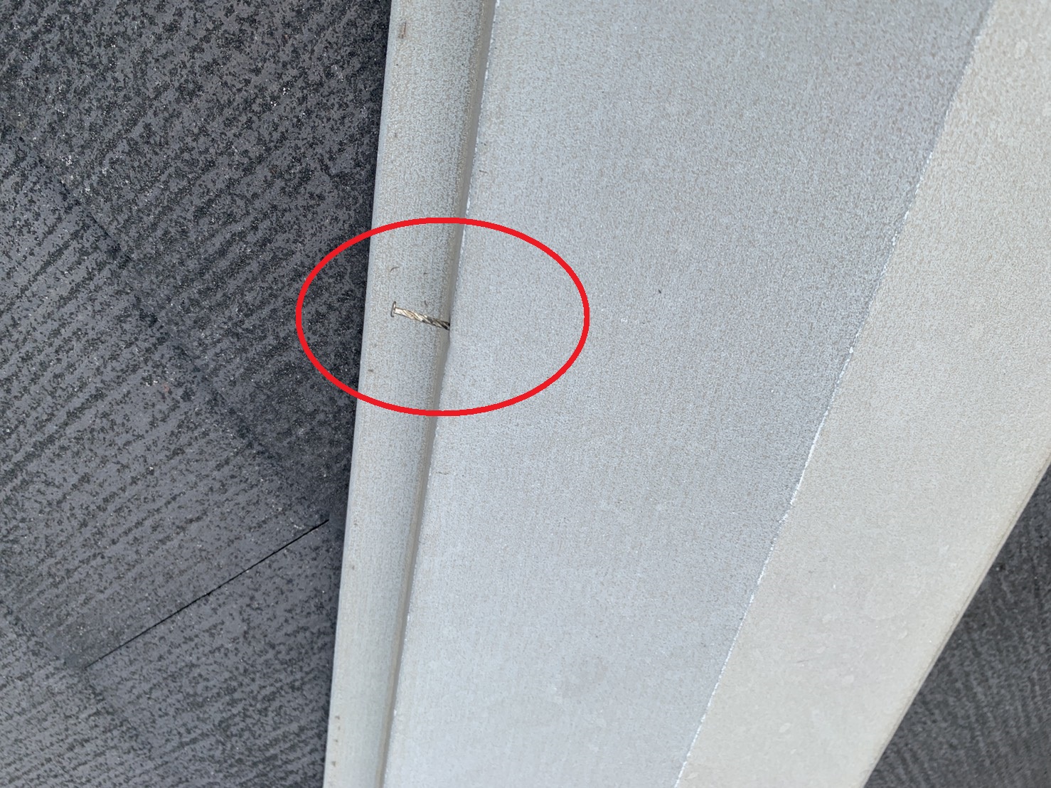 棟板金の釘が浮いている様子