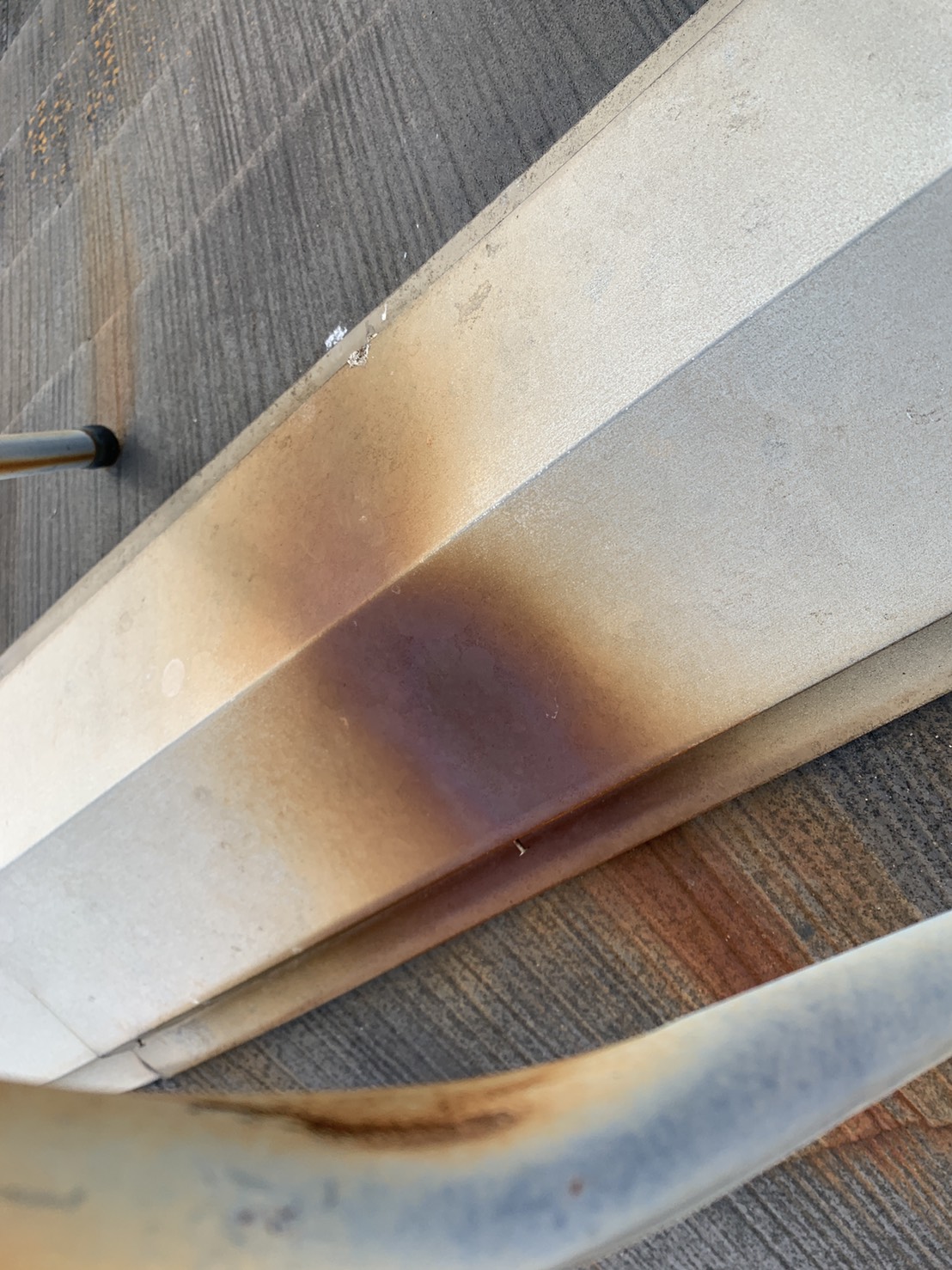 棟板金の表面に出来た錆の様子