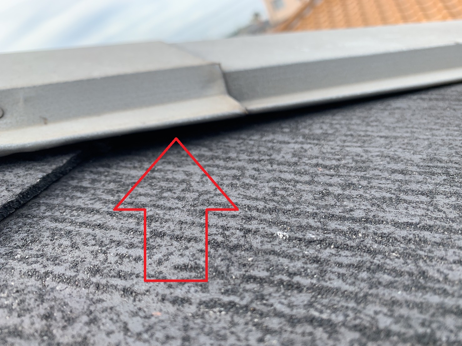 明石市の屋根診断で棟板金の浮きを確認した様子