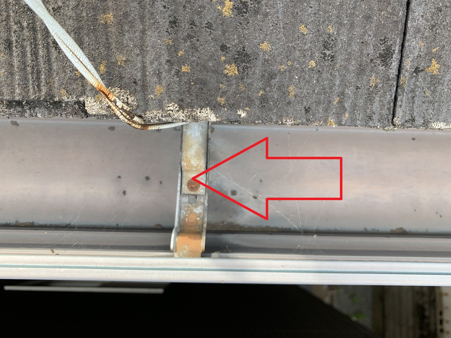 屋根診断で雨樋の金具が錆びているのを確認